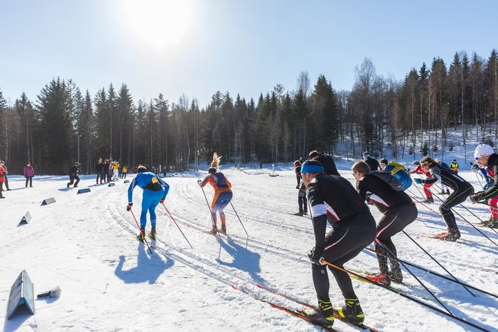 Maaliskuun alku on hiihtotapahtumien vilkkainta sesonkia. Kuvassa Pogostan Hiihdon lähtö Ilomantsissa.