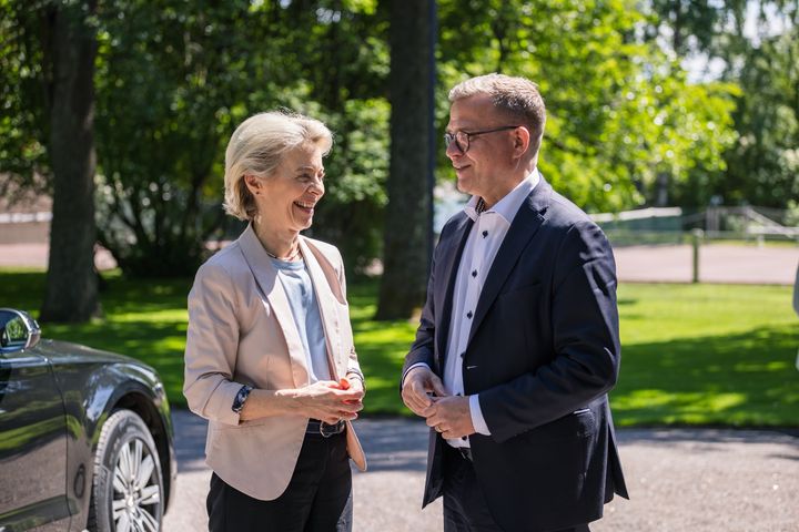 Ursula von der Leyen ja Petteri Orpo Kesärannassa tiistaina.