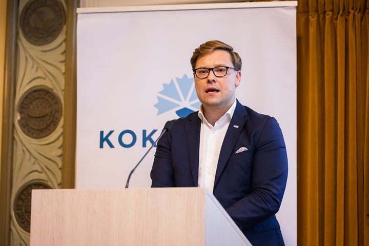 Daniel Sazonov puhui Helsingin Kokoomuksen piirikokoukselle nimeämisensä jälkeen Bottalla Helsingissä.