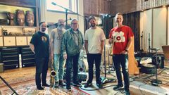 Olli Ahvenlahti New Quintet – The Poet Vol. 2 -yhtyeen jäsenet seisovat vierekkäin studiohuoneessa.