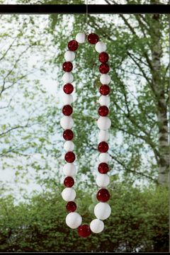 Jean-Michel Othonielin Valko-punainen helminauha (2010) on yksi näyttelyssä esillä olevista teoksista.