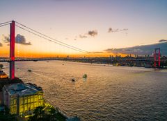 Auringonlasku Istanbul Bosphorus-salmen yllä