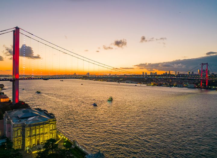 Auringonlasku Istanbulin Bosphorus-salmen yllä