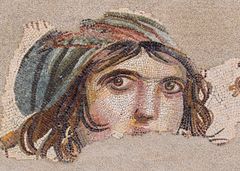 Zeugma-mosaiikkimuseo Gaziantepissa - kuvassa mustalaistyttö mosaiikista