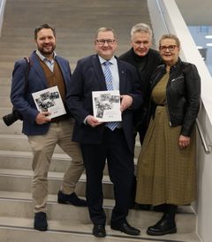 Juho Paavola (vas.) vastasi kirjan taitosta ja kuvituksesta, historiikki-idean isä, kaupunginjohtaja Oskari Auvinen toimi toimituskunnan puheenjohtajana ja historiikin kirjoittivat toimittaja ja kirjailija FM Matti Wacklin ja YTL Tuula Haukka-Wacklin.