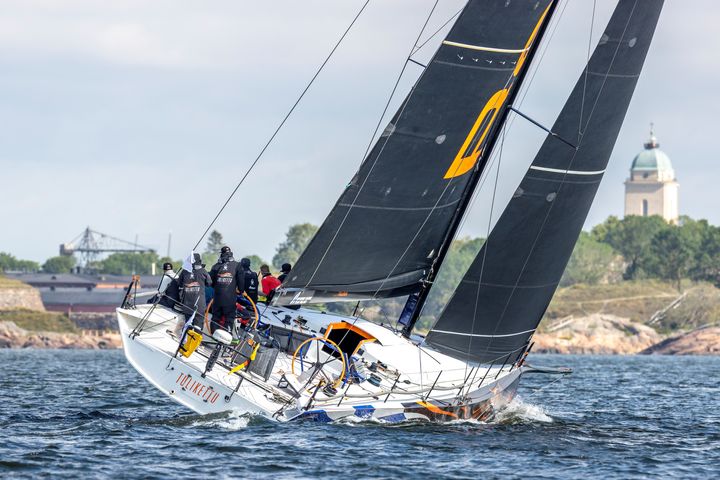 Roschier Baltic Sea Racen nopein suomalaisvene oli kolmantena maaliin tullut Arto Linnervuon kipparoima Tulikettu Redkik Racing, joka saavutti kilpailun maalilinjan ajassa 2 päivää, 22 tuntia, 25 minuuttia ja 2 sekuntia. Tuliketun maaliintulon taustalla Suomenlinnan kirkontorni, joka toimii samalla myös majakkana.