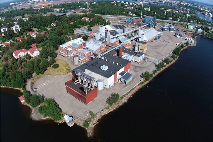 Illustration av den nya förångningsanläggningen, integrerad i IFF:s befintliga fabriksområde i Kotka, Finland.