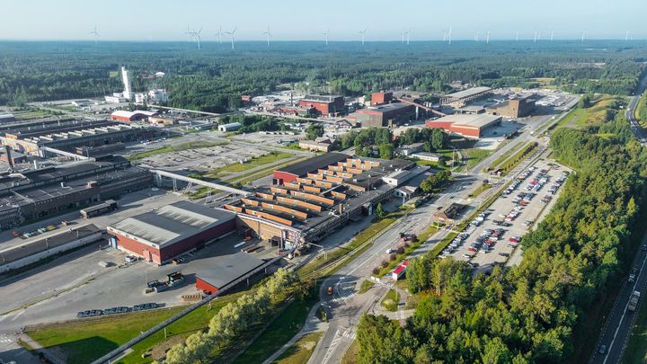 Nu fördubblar Outokumpu och Adven mängden återvunnen restvärme från stålverket i Avesta. Det här leder till minskade koldioxidutsläpp och ökar flexibilteten i energisystemet. Bild: Outokumpu