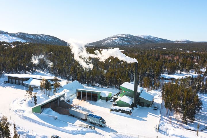 Dronekuva Advenin Levin kaukolämpölaitoksesta. Kuva: Adven
