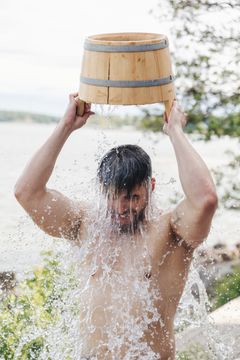 Brasilialainen Thiago tutustui rohkeasti suomalaiseen saunakulttuuriin Lonnan saarella.