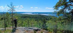 Pirunvuorelta avautuu laaja metsä- ja järvimaisema kirkkaalla säällä.