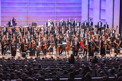 Tampere Filharmonian ylikapellimestarin ja taiteellisen johtajan Matthew Hallsin toinen kausi Tampereella alkaa komeasti Sibeliuksen ja Mahlerin teoksilla 27.9.2024.