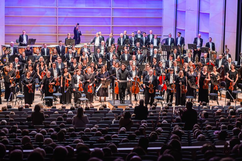 Tampereen kaupunginorkesteri Tampere Filharmonia Tampere-talon lavalla ylikapellimestari Matthew Hallsin kanssa.