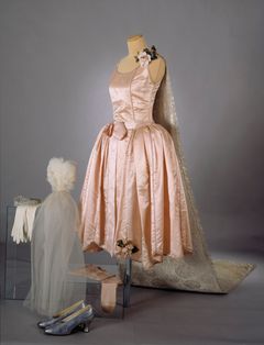 Reville Terry Ltd:n suunnittelema vaaleanpunainen strassikoristeinen tyylipuku vuodelta 1928, Suomen kansallismuseo. Valokuva: Jan Lindroth / Museovirasto.