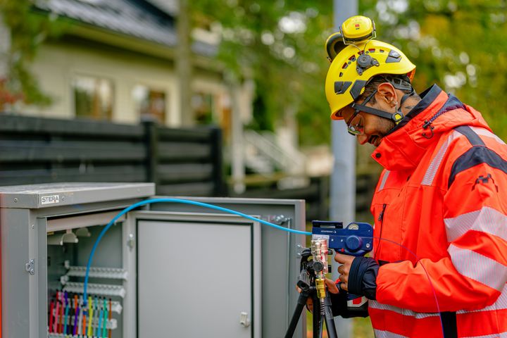 Kuidun puhaltaminen jakokaapilla.