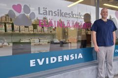 Klinikan johtaja, eläinlääkäri Jens Kraushaar toivottaa asiakkaat tervetulleiksi Länsikeskuksen Eläinlääkäreille.