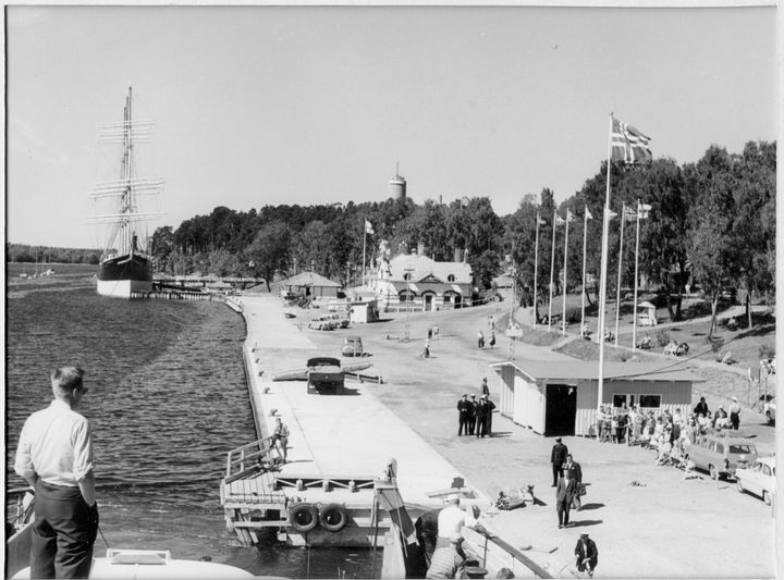 Viking-lautta saapuu Ruotsista Maarianhaminan Länsisatamaan 1. kesäkuuta 1959. Ålands Sjöfartsmuseum.