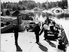 Ensimmäiset autot ajavat lauttaan Korppoon Galtbyssä.