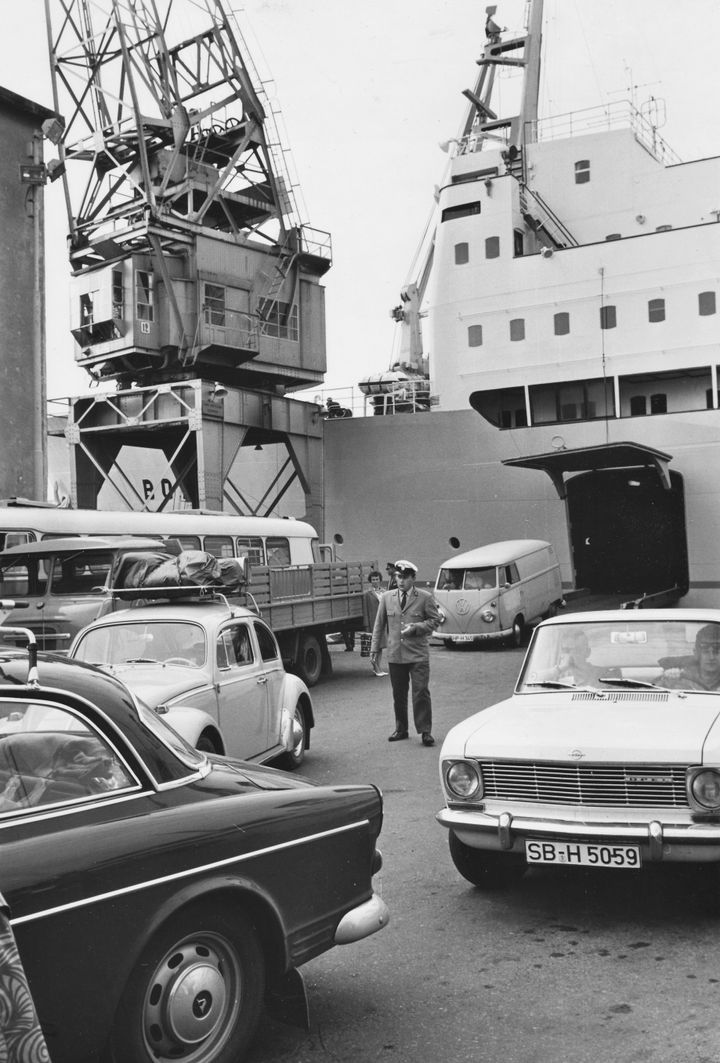 Tullimies valvoo Turun satamassa Bore-aluksesta ulos ajavia ajoneuvoja. Vuonna 1960 liikenteen aloittaneessa Boressa oli autokansi, jonne ajettiin sivuportista.