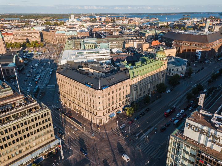 Ilmakuva Mannerheimintien ja Kaivokadun risteyksestä.