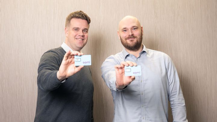 Tuomas Oksanen ja Matti Kärkkäinen iloitsevat, että Oomi Mobiilin ensimmäiset liittyvät ovat nyt myynnissä