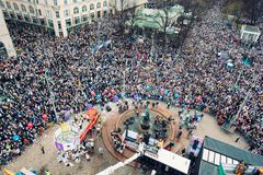 Ilmakuva Havis Amandasta, jonka ympärille Esplanadeille on kerääntynyt tuhansittain ihmisiä.