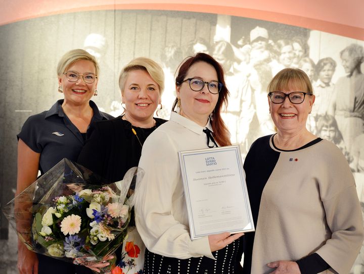 Lotta Svärd Säätiön toiminnanjohtaja Anne Nurminen (vas.) ja hallituksen puheenjohtaja Pirjo Björk (oik.) luovuttivat stipendin Setlementtiliiton Heidi Multaselle ja Loisto setlementin työalajohtaja Pauliina Liukkoselle.