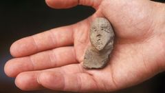 Jokiniemen arkeologisilta kaivauksilta 1990 löytynyt ihmiskasvoinen savi-idoli_kuva Harri Hietala