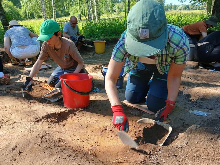 Vantaan Jokiniemen arkeologisilla yleisökaivauksilla kivikautisen asuinpaikan maakerroksia tutkii yli 50 arkeologiasta kiinnostunutta henkilöä kokeneiden arkeologien johdolla.