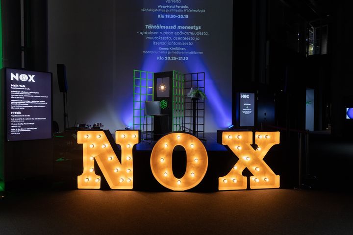 Valomainos kirjaimilla "NOX"