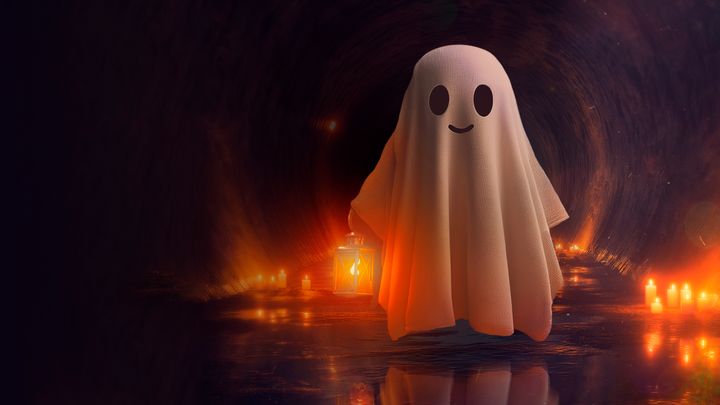 Ystävällinen kummitus pitelee lyhtyä pimeässä tunneliympäristössä, ympärillä kynttilöitä.