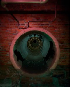 Tunnelissa varjoisa hahmo tiiliseinän edessä, Halloween 31.10.2025.