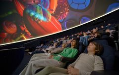 Heurekan planetaariossa yleisöä katsomassa The Stellars - Tähtijengi -elokuvaa.