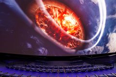 Heurekan planetaario ilman yleisöä ja kuvulla kuva Asteroid Quest -elokuvasta
