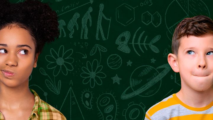 Kaksi mietteliästä lasta seisoo vihreän taustan edessä, jossa on tieteellisiä kuvioita.