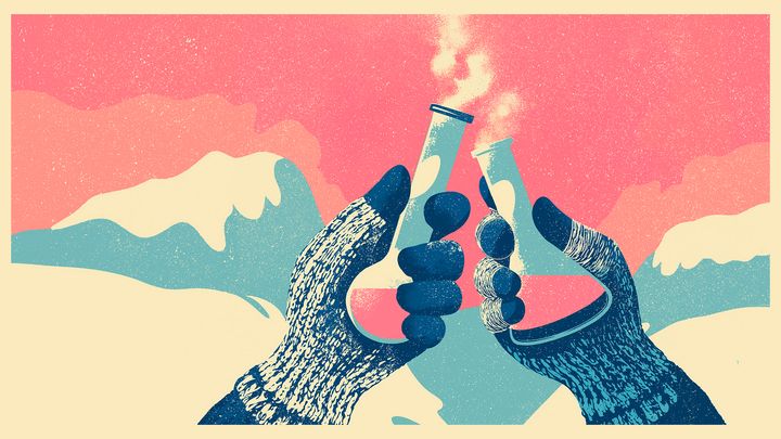 Kuvassa käsineisiin pukeutuneet kädet pitelevät kahta savua tuottavaa koeputkea lumisessa maisemassa.