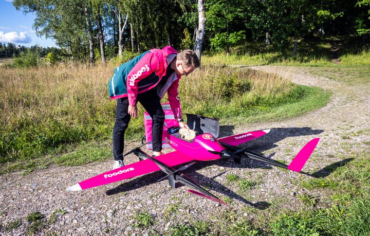 Foodora testasi Hesburgerin hampurilaisten kuljetuksia Espoon Suurpellossa.