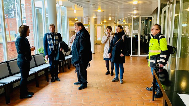 Kuvassa on Olarin aulassa kirkkoherra Antti Malinen ja ympäristöauditoinnin suorittaja sekä muita henkilöitä