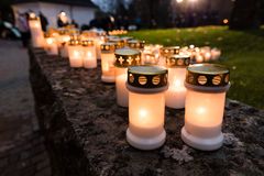 Tända gravljus på muren intill Esbo domkyrka.