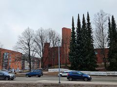 Autoja kadulla, taustalla Olarin kirkko.