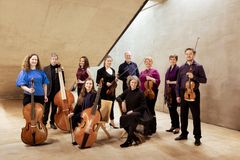 Orkesteri jousisoitinten kanssa.