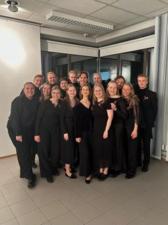 Lauluyhtye Alku Ensemble ryhmäkuvassa.