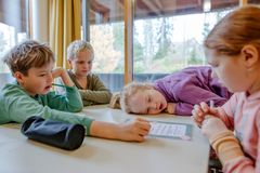 lapset leirikeskuksessa pyödän ääressä tekemässä ryhmätehtävää