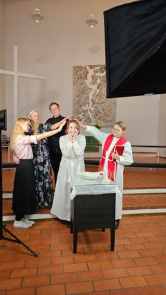 Alunperin vauvaperheiden tarpeisiin syntyneet yhteisölliset Kastepäivät vetävät nyt teinejä. Espoossa jokainen kastettu nuori saa tänä vuonna lahjaksi seurakuntalaisen neulomat villasukat.