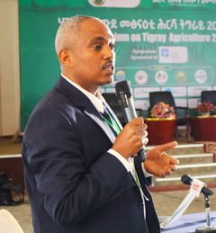 Kebede Manjur Gebrun puhuu mikrofoniin.