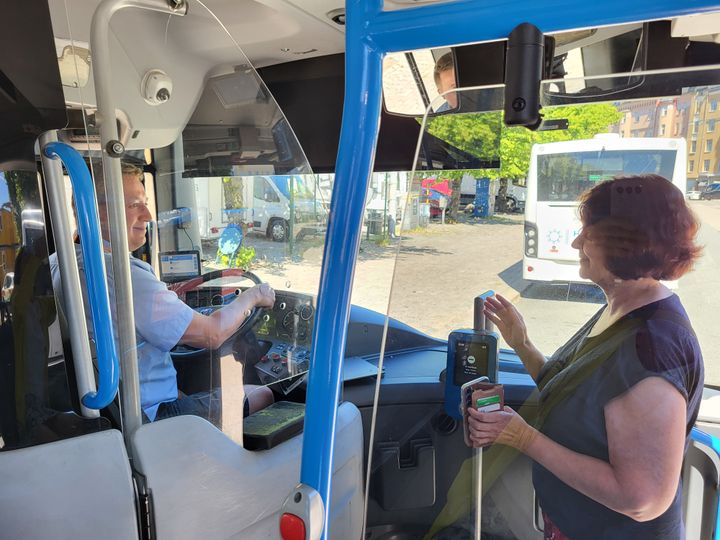 Hannele Siika-aho tervehtii kuljettaja Aleksei Ivanovin kanssa bussiin noustessaan