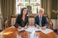 Vaasalainen varatuomari ja taiteen keräilijä Pekka Lind allekirjoitti sopimuksen lahjoituksesta tänään yhdessä rehtori Minna Martikaisen kanssa.