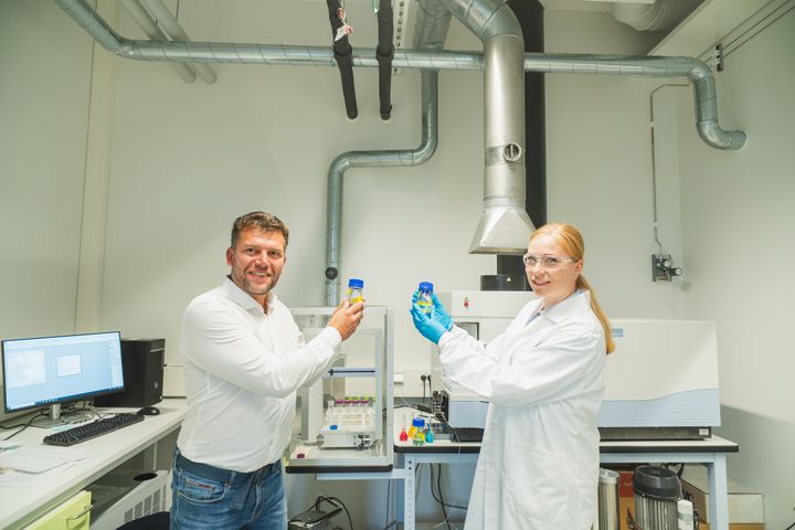 Project Leader, Professor Maciej Mikulski and Senior researcher Katriina Sirviö, who is responsible for the fuel research in the project in front of the ICP spectrometer for trace element analysis at the University of Vaasa's Fuel laboratory.