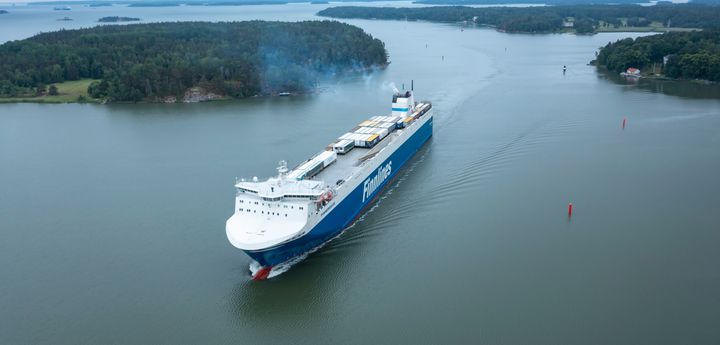 Finnlines rahtilaiva vedessä