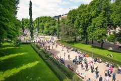 Esplanadparken blir en ny scen för Helsingforsbiennalen 2025 där besökarna kostnadsfritt kan utforska evenemangets utbud på en central plats i Helsingfors. Helsinki Partners / Lauri Rotko.